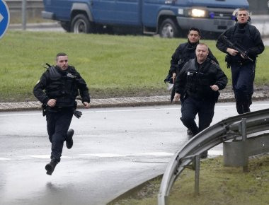 Γαλλία: Συνολικά 897 αυτοκίνητα πυρπολήθηκαν